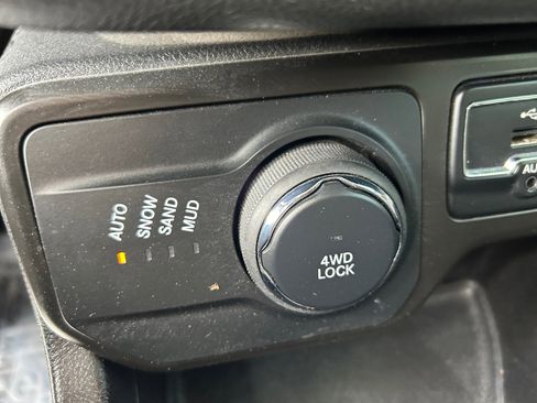 Used 2019 Jeep Renegade Latitude w/ Popular Equipment Group AWD/4WD image 20