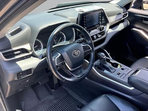 Used 2022 Toyota Highlander XLE AWD/4WD image 17