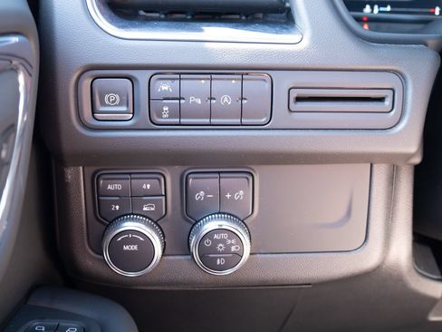 Used 2023 GMC Yukon SLT AWD/4WD image 10