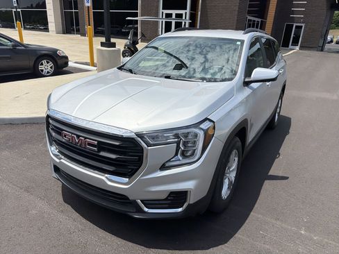 Used 2022 GMC Terrain SLE w/ Driver Convenience Package FWD image 2