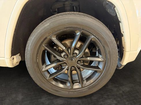 Used 2014 Jeep Grand Cherokee Overland w/ Advanced Technology Group AWD/4WD image 43