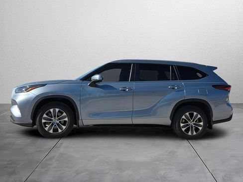 Used 2024 Toyota Highlander XLE FWD image 2