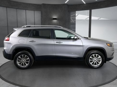 Used 2019 Jeep Cherokee Latitude Plus w/ Comfort/Convenience Group AWD/4WD image 3