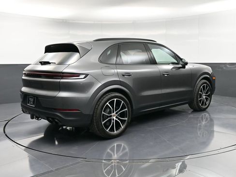Certified 2025 Porsche Cayenne image 8