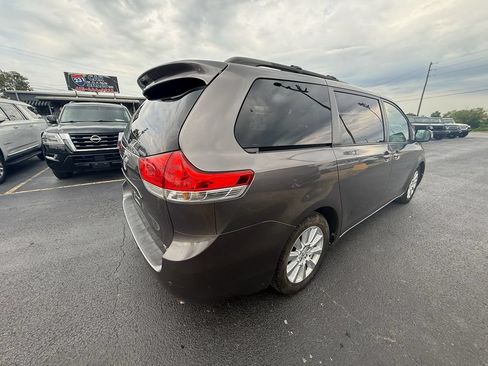 Used 2014 Toyota Sienna XLE w/ XLE Premium Package FWD image 3