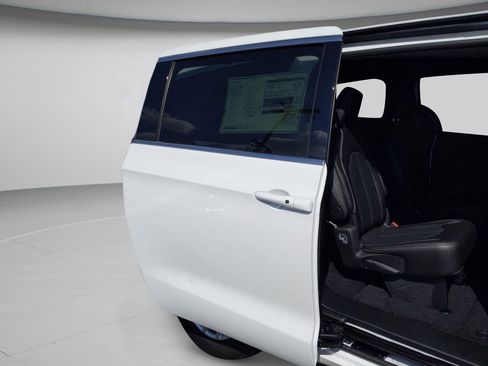 New 2026 Chrysler Pacifica Select image 28