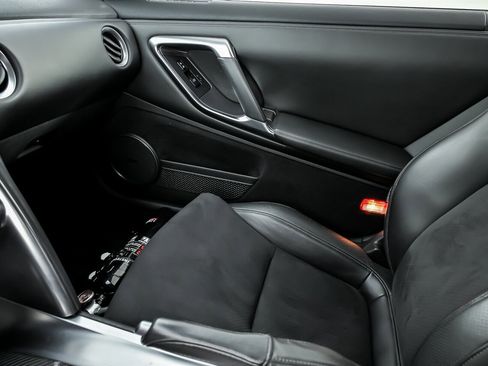 Used 2009 Nissan GT-R Premium image 37