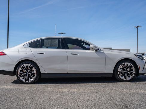 Used 2024 BMW 530i w/ Executive Package RWD image 8