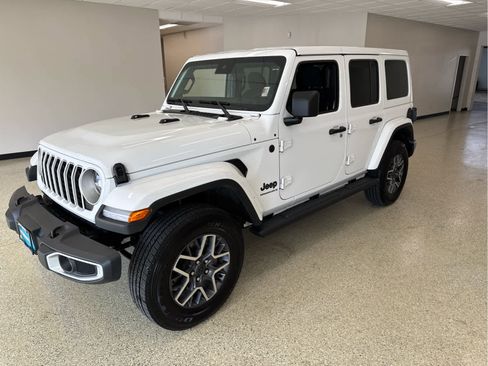Used 2025 Jeep Wrangler Unlimited Sahara AWD/4WD image 3