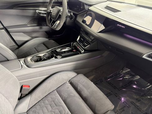 Used 2024 Audi e-tron GT Prestige image 14