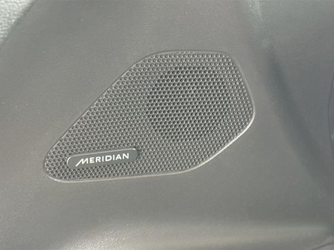 Used 2020 Jaguar F-PACE Premium image 18