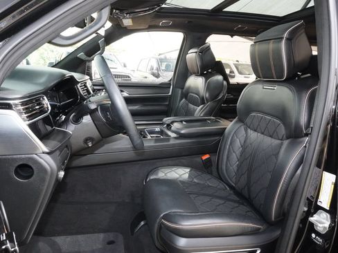 Used 2024 Jeep Grand Wagoneer Series III w/ Rear Seat Video Group 1 AWD/4WD image 28