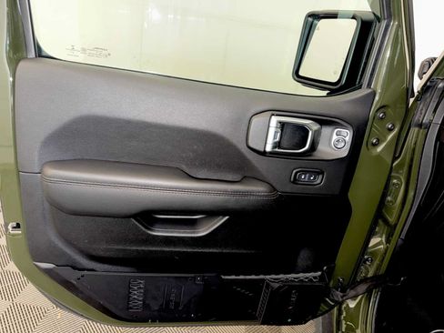 Used 2021 Jeep Wrangler Unlimited Rubicon AWD/4WD image 11