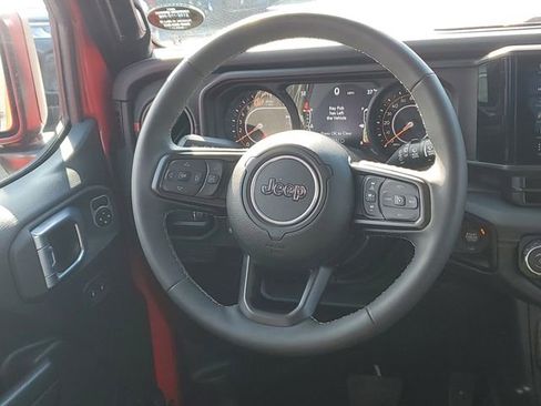 Used 2025 Jeep Wrangler Unlimited Rubicon w/ Convenience Group AWD/4WD image 22