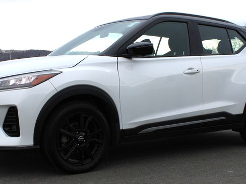 Used 2024 Nissan Kicks SR image 1