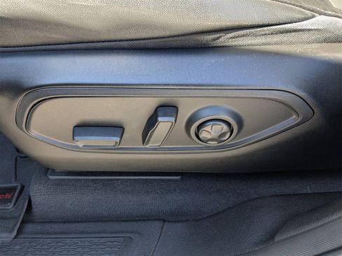 Used 2023 Jeep Grand Cherokee L Limited w/ Black Appearance Package image 21