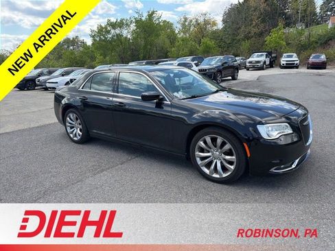 Used 2019 Chrysler 300 Touring w/ Quick Order Package 2EF RWD image 5