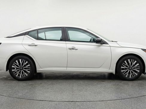 Used 2025 Nissan Altima 2.5 SV image 11