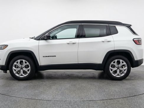 Used 2025 Jeep Compass Latitude AWD/4WD image 5