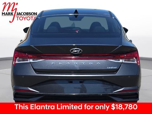 Used 2022 Hyundai Elantra Limited FWD image 11