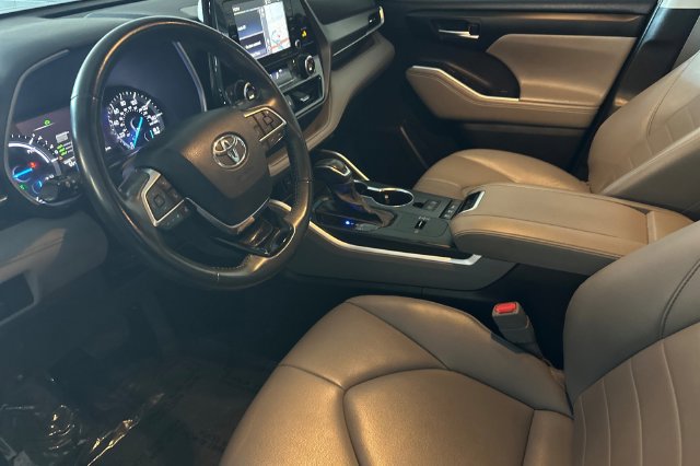 Certified 2021 Toyota Highlander XLE AWD/4WD image 11