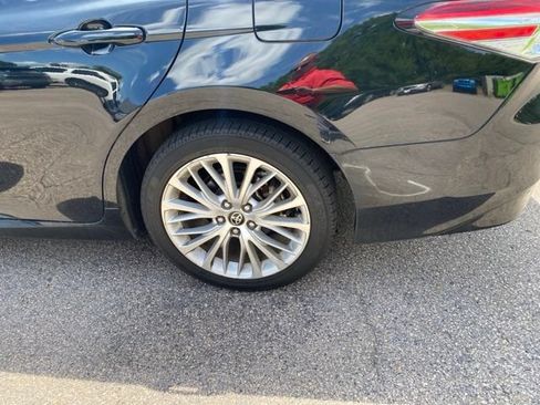 Used 2020 Toyota Camry XLE w/ Sunroof Package FWD image 11