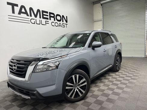 Used 2025 Nissan Pathfinder Platinum image 2