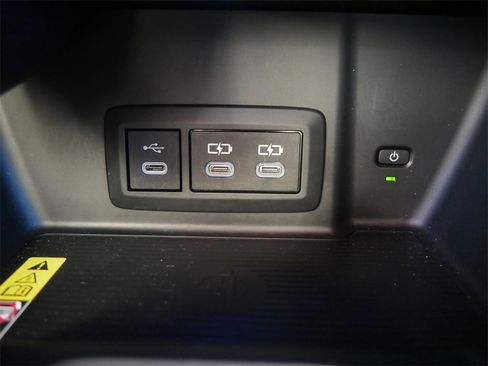 Used 2024 Toyota Venza LE image 32