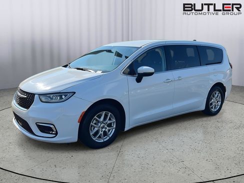 Used 2023 Chrysler Pacifica Touring-L image 2
