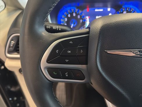 Used 2023 Chrysler Pacifica Touring-L FWD image 20