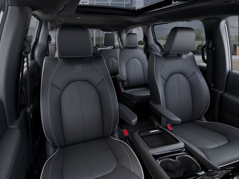 New 2026 Chrysler Pacifica Limited image 16