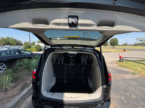 Used 2023 Chrysler Pacifica Touring-L FWD image 33