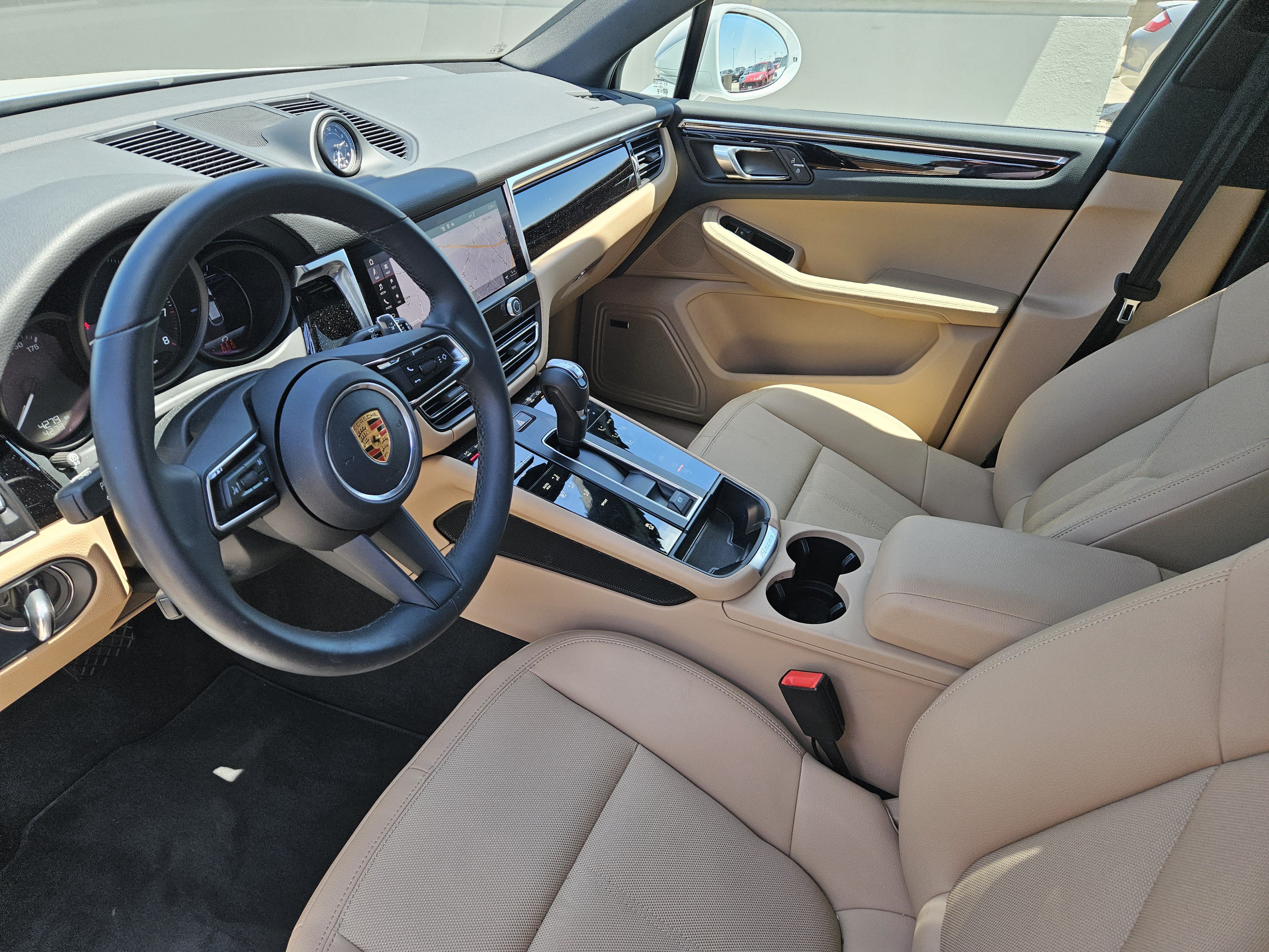 Certified 2026 Porsche Macan AWD/4WD image 4