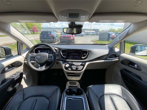 Used 2023 Chrysler Pacifica Touring-L FWD image 32