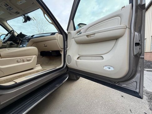 Used 2007 Cadillac Escalade AWD w/ Climate Package image 6