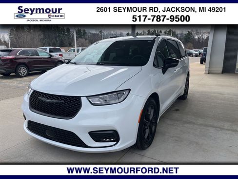 Used 2025 Chrysler Pacifica Limited image 1