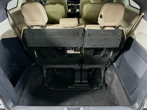 Used 2023 Toyota Sienna XLE FWD image 23