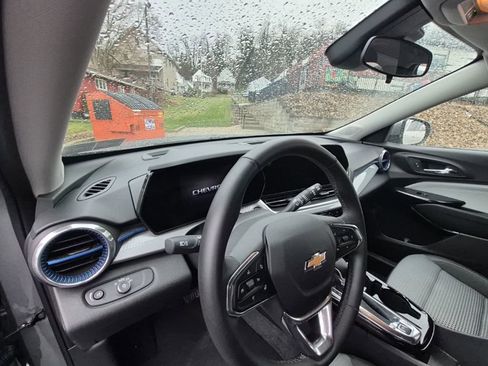 Used 2024 Chevrolet Trax LT w/ Driver Confidence Package image 9