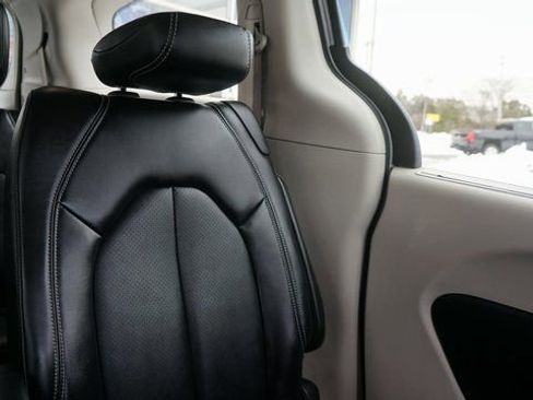Used 2024 Chrysler Pacifica Touring-L image 60