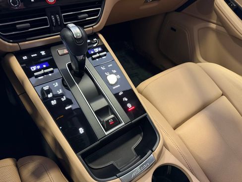 Certified 2025 Porsche Macan AWD/4WD image 19