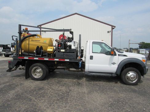 Used 2016 Ford F550 2WD Regular Cab Super Duty image 1