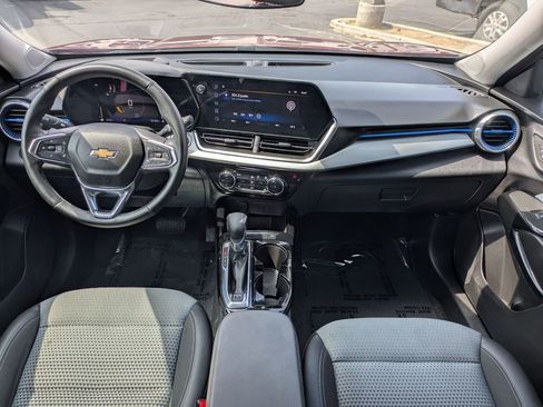 Used 2025 Chevrolet Trax LT w/ LT Convenience Package FWD image 28