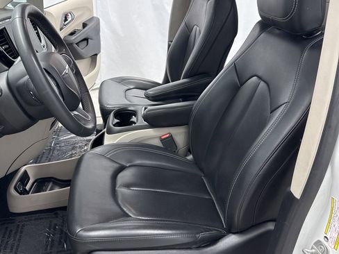 Used 2023 Chrysler Pacifica Touring-L FWD image 8