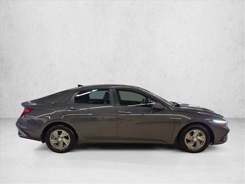 Used 2025 Hyundai Elantra SE FWD image 4