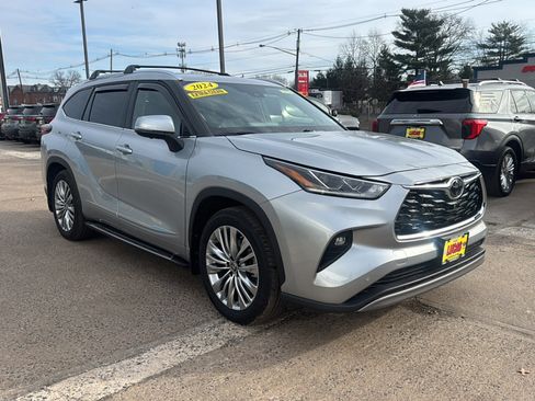 Used 2024 Toyota Highlander Platinum image 4