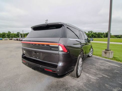 Used 2025 Lincoln Navigator Reserve AWD/4WD image 3