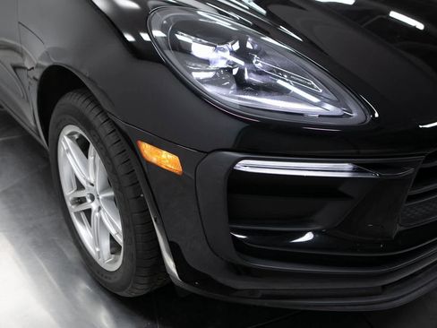 Certified 2023 Porsche Macan image 12