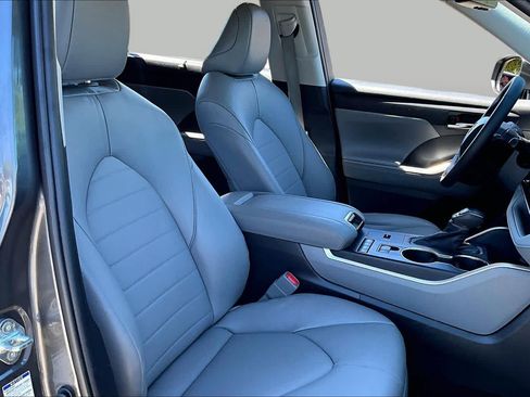 Used 2022 Toyota Highlander XLE AWD/4WD image 8
