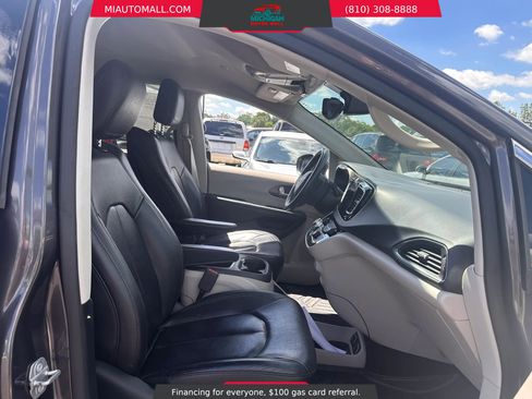 Used 2017 Chrysler Pacifica Touring-L Plus FWD image 18