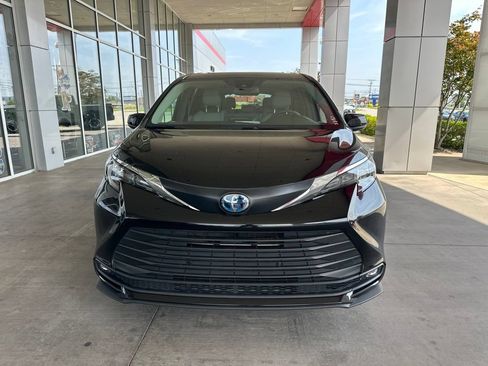 Certified 2025 Toyota Sienna XLE FWD image 2